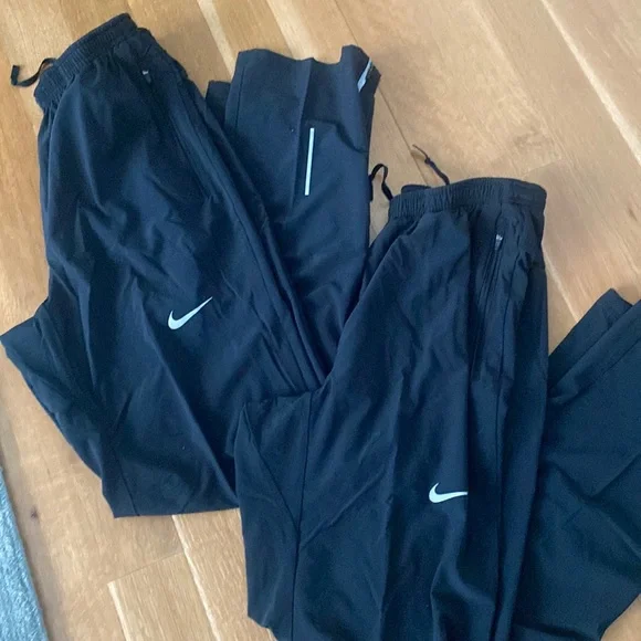 Nike track pants with zipper pockets hotsell